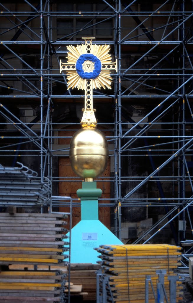 Neues Turmkreuz der Frauenkirche in Dresden (aufgenommen im Juli 2000) by Uli.F