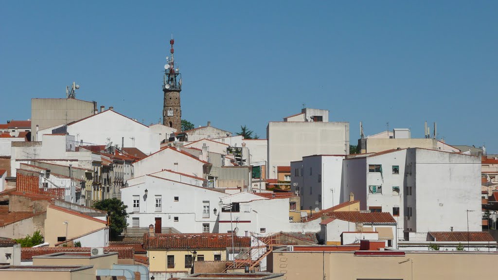 La torre de la Plaza de Italia en Cáceres by Ricardo Pérez