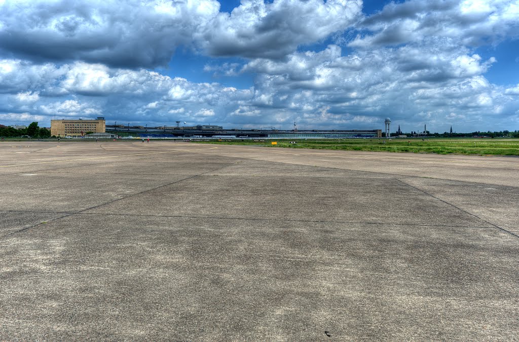 Tempelhofer Feld ehem. TXL by Sig Kan