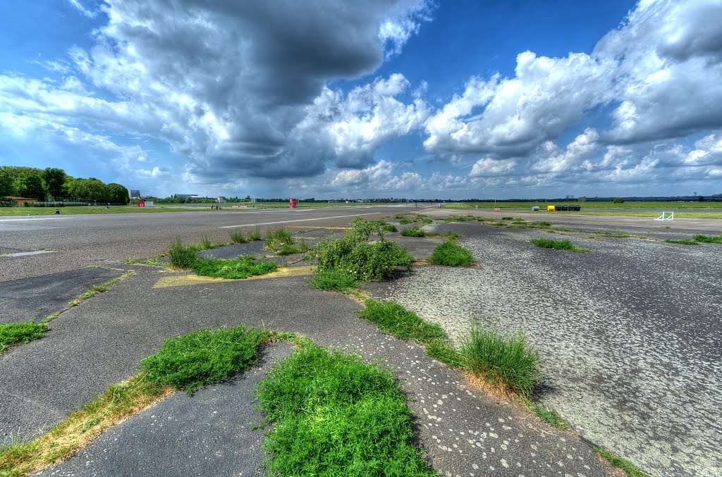 Tempelhofer Feld ehem. TXL by Sig Kan