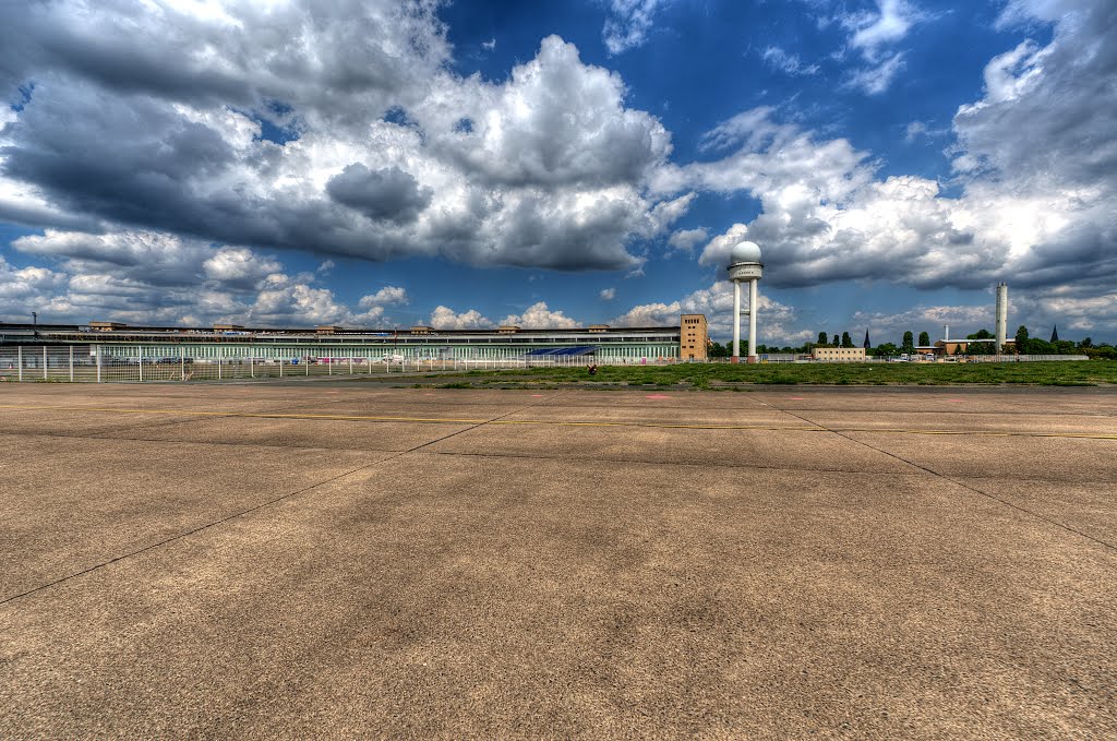 Tempelhofer Feld ehem. TXL by Sig Kan