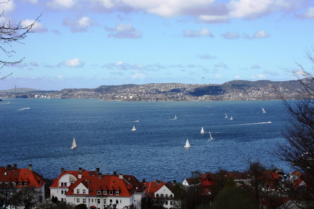 Regatta på byfjorden 1. mai 2010 by Mona Lygre