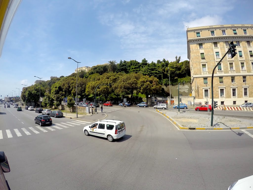 Calle Brigate Partigiane, Génova, Italia. by Octavio Aldea