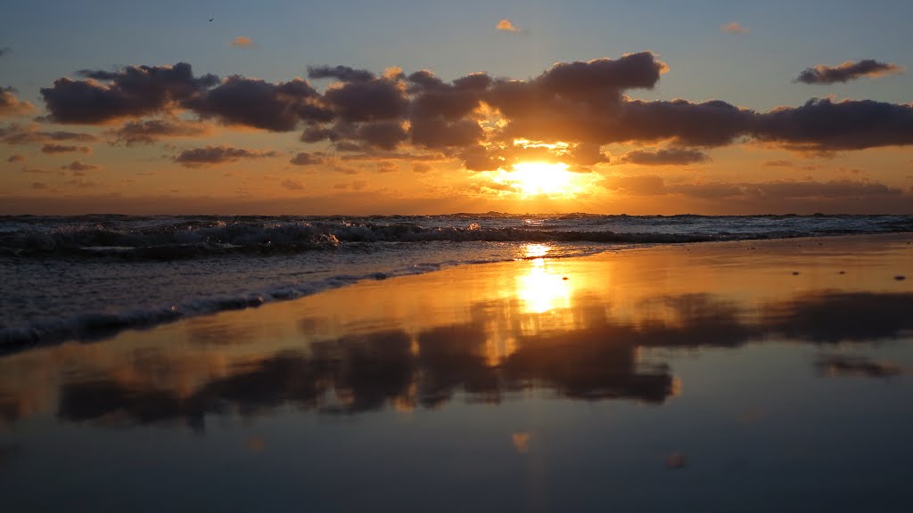 Shining sand at sunset by zwitserw