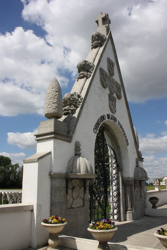 *Richebourg: Cimetière portugais, porte by Hans Briaire