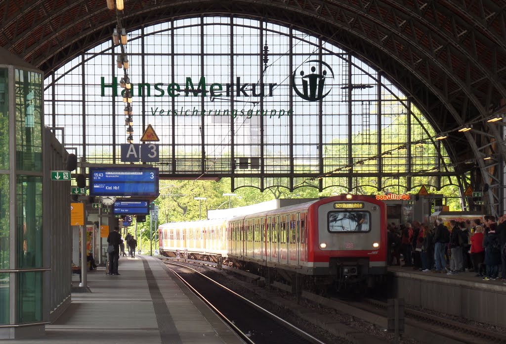 Überfüllter Bahnsteig im Dammtorbahnhof *) by vp_hmbg-PRO PANORAMI…