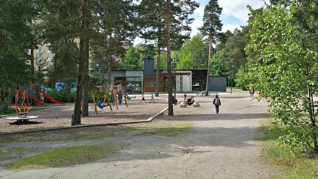 Tullipuomin leikkipuisto, Helsinki. by Raimo Mäkelä