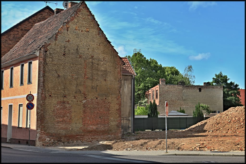 Burg bei Magdeburg. Zerbster Straße / Ecke Brüderstraße. by Der Burger JL