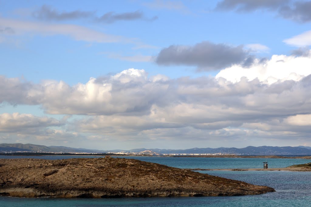 Al fondo la ciudad de Ibiza, desde Formentera by Manuel López Gutiérr…