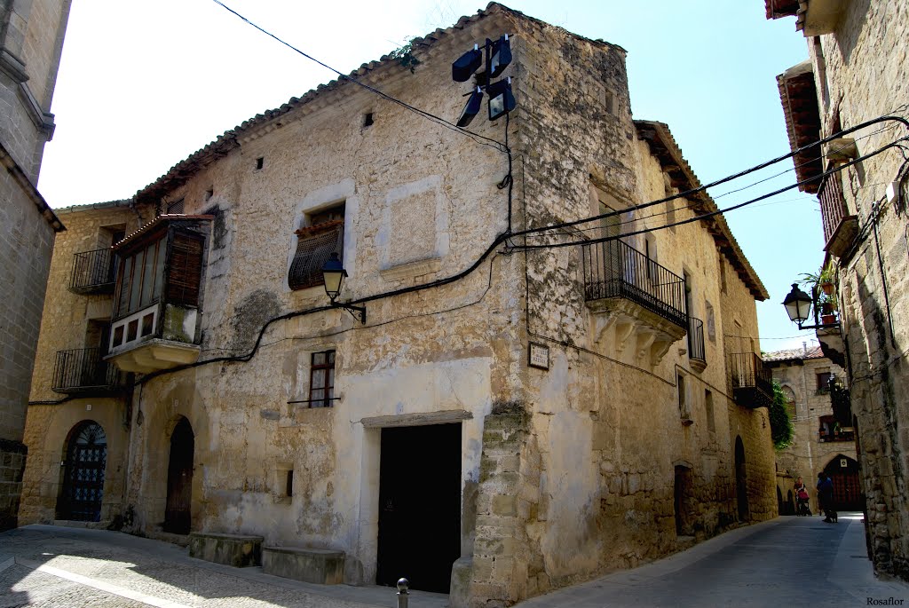 Cretas: Casa frente a la iglesia by Rosaflor G.