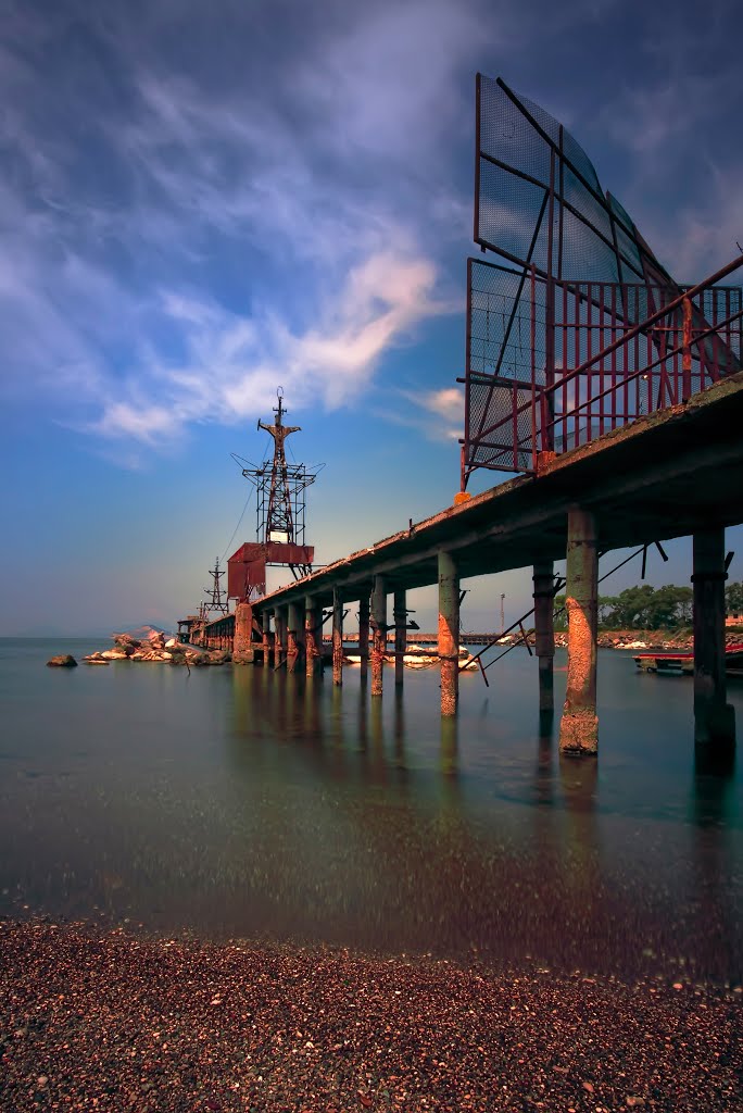 Quel vecchio pontile scaldato dal sole... by Salvatore Brontolone