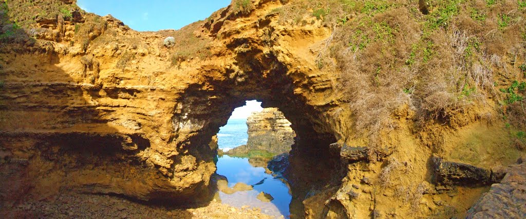 The Grotto, Great Ocean Road, Port Campbell, Victoria by Stuart Smith