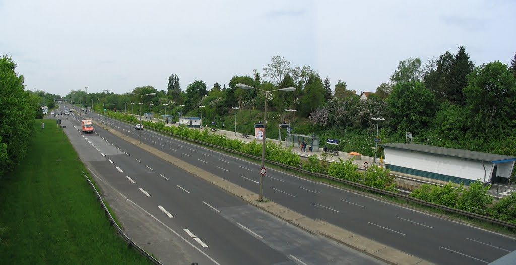 S-Bahnhof Altglienicke und Straße "Am Seegraben" by Klaus Danehl