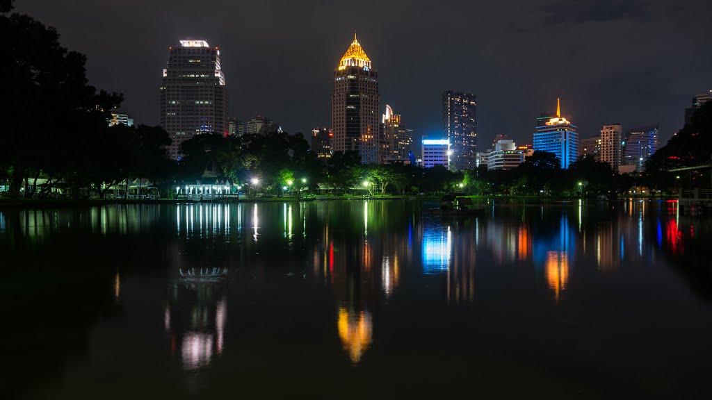 Вид на небоскребы Бангкока из Lumphini Park by N.i.k.o.l.a.y.