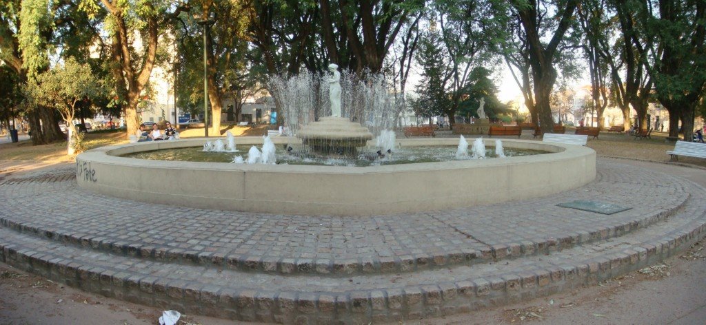 Panorámica de fuente en plaza Pueyrredón / Lautaro by Lautaro Tessi