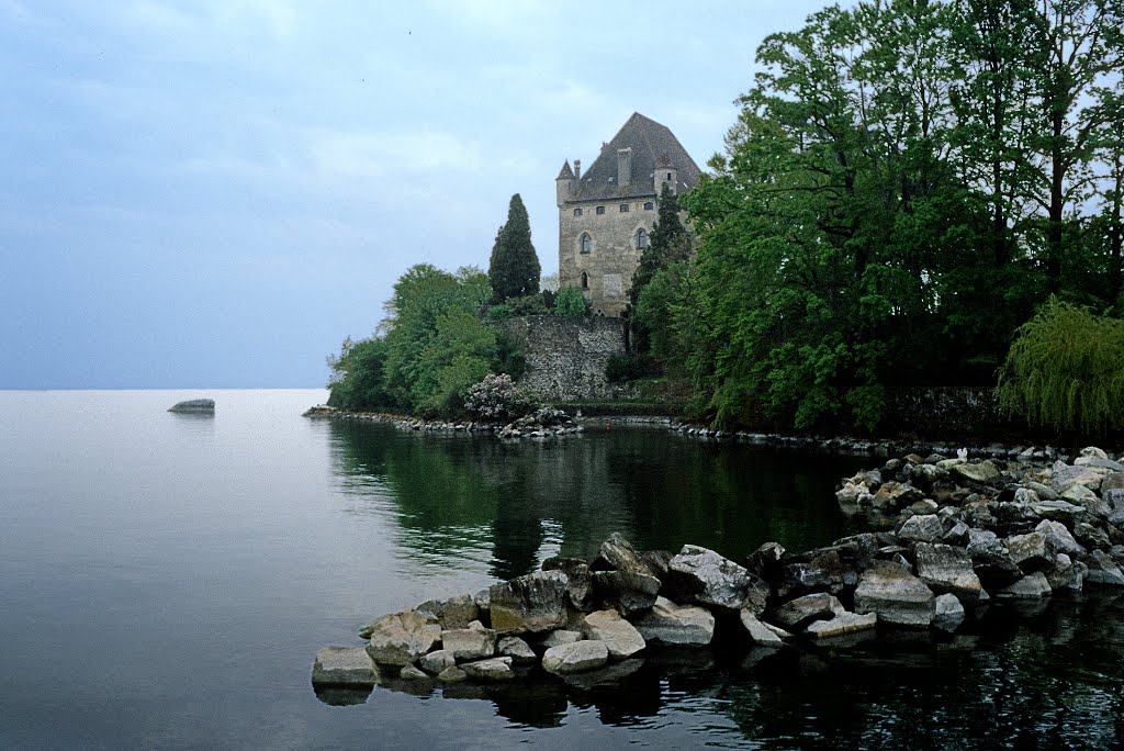 Donjon carré du château d'Yvoire au bord du lac Léman; Yvoire près de Thonon-les-Bains (5/88) by Joachim Kurze