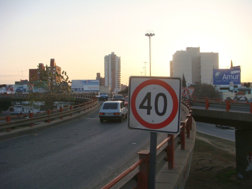 Saliendo del puente Oroño, entrando a la ciudad / Lautaro by Lautaro Tessi