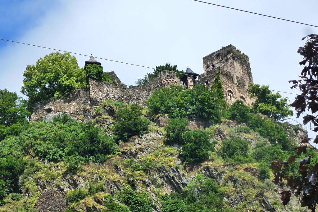 Gutenfels Castle above Kaub by Jürgen Weighardt