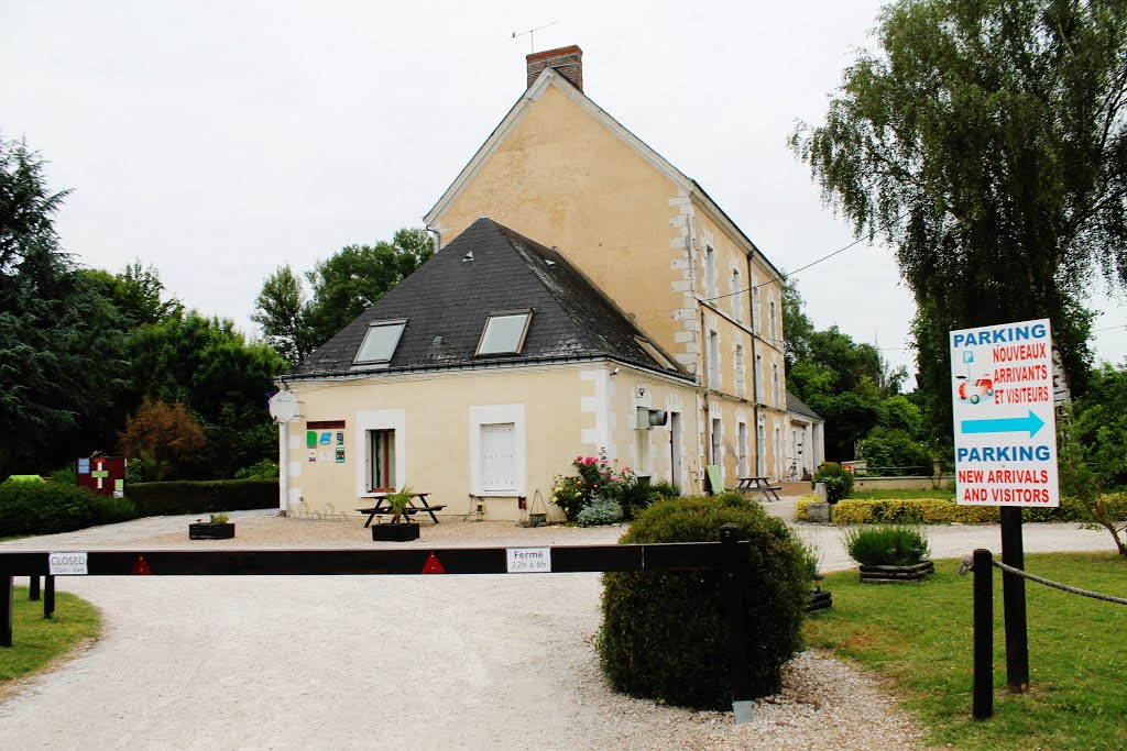 Rezeptions-/Restaurantgebäude vom Campingplatz Le Moulin Fort am Cher bei Chisseaux - aufgenommen am Dienstag, 26. Mai 2015 morgensx by Wolfgang Hanko