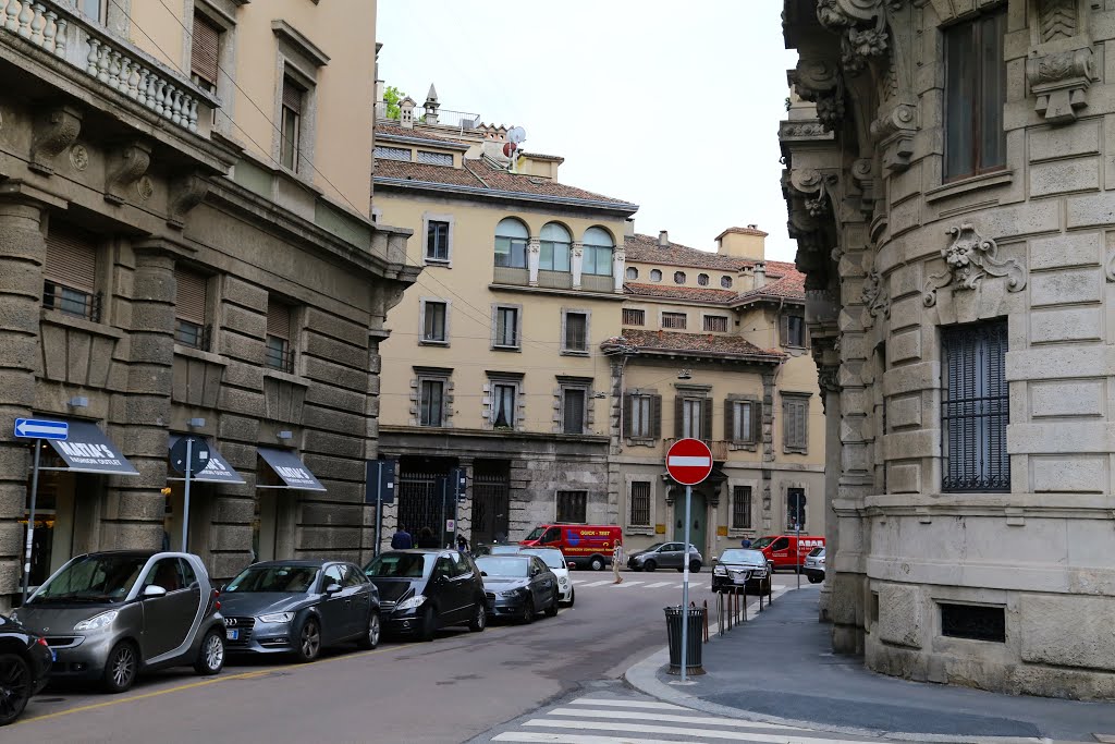 Calle Boschetti, Milán, Italia. by Octavio Aldea