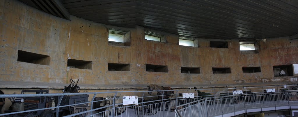 *Audinghen: Batterie Todt Turm 1, salle d'armes by Hans Briaire