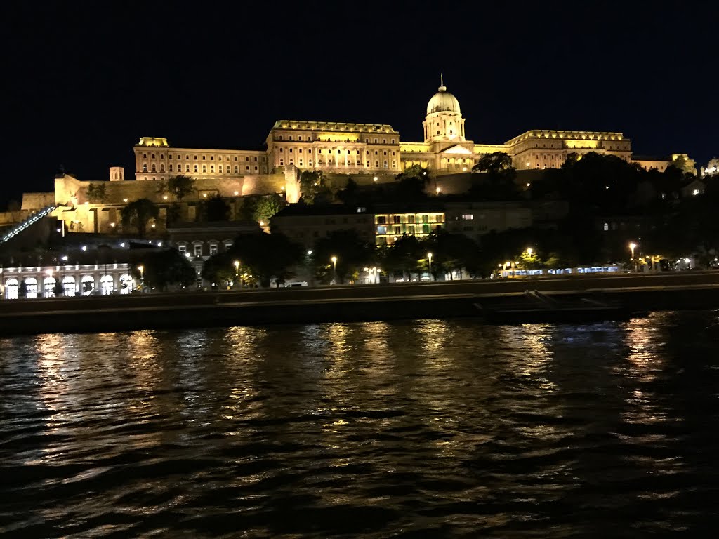 Budapest, Víziváros, Hungary by kacper sawicz