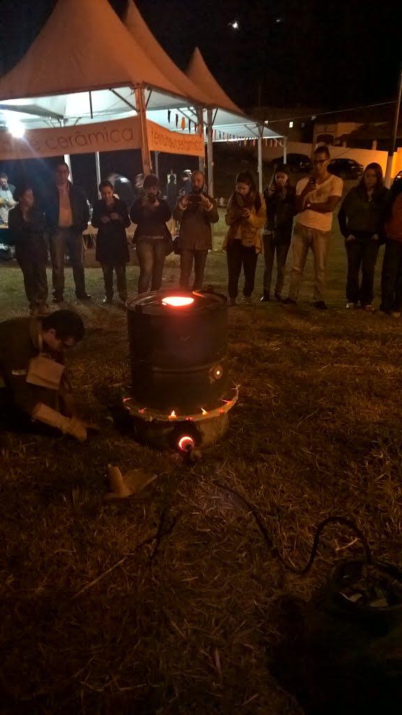 Queima de Raku na praça do ICCC (instituto cultural da cerâmica de cunha) by Filipe Guido Silva