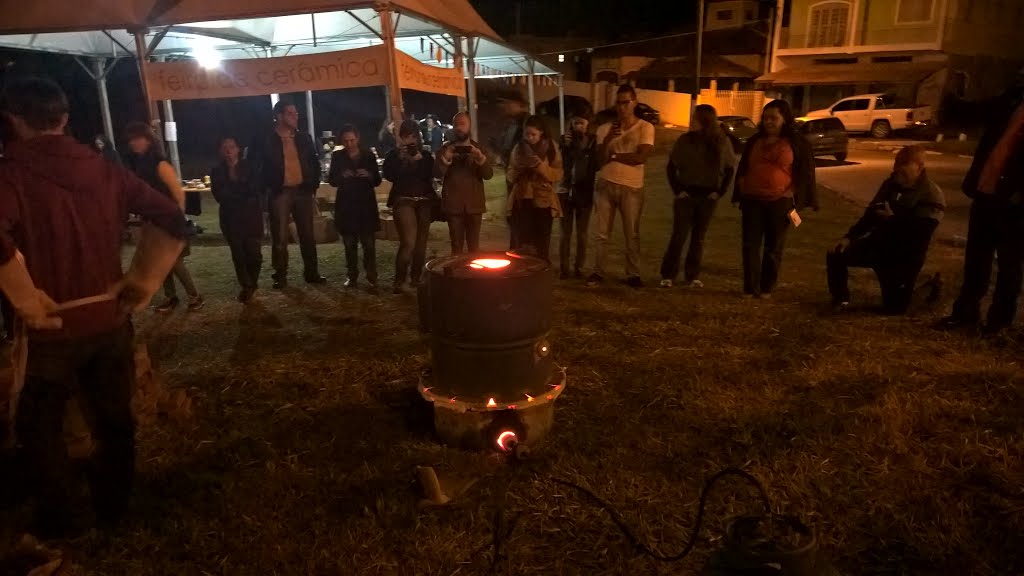 Queima de Raku na praça do ICCC (instituto cultural da cerâmica de cunha) by Filipe Guido Silva