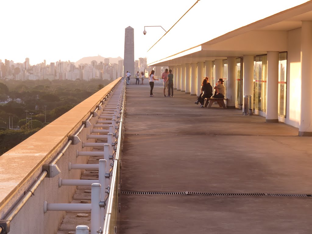 Fim de dia - terraço - MAC/USP - Ibirapuera, São Paulo, SP, Brasil. by André Bonacin