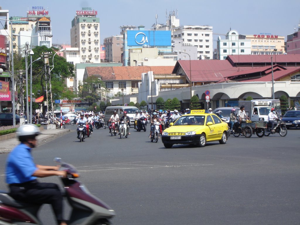 Rush hour in Saigon, Vietnam by looser oswald