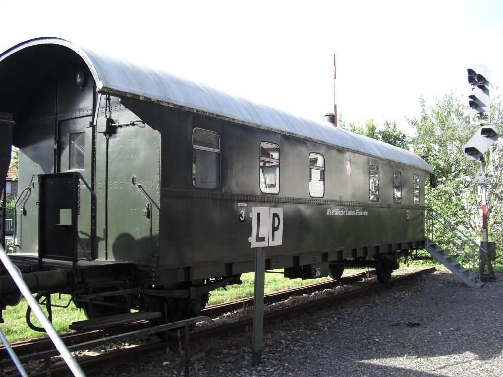 Personenwagen hinter der Museumslok by Stadtlohn