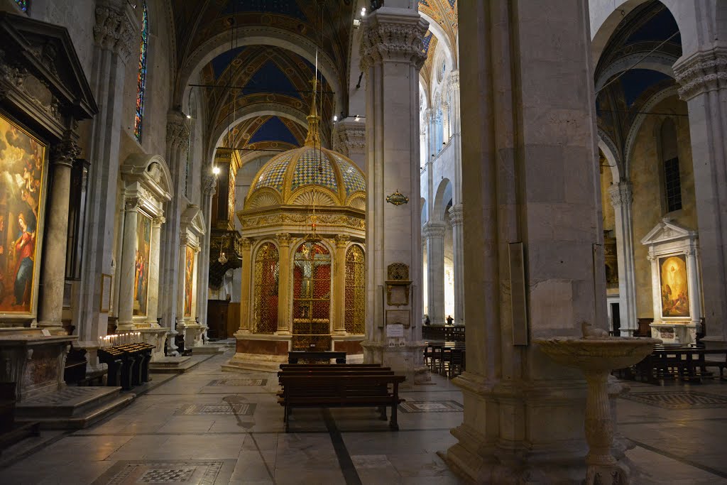 Lucca - Cattedrale di San Martino - Crucifijo de la Santa Faz o Volto Santo by Carloso Carloso