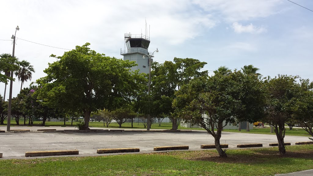 Control Tower. Kendall Tamiami Airport by JMLRUSB