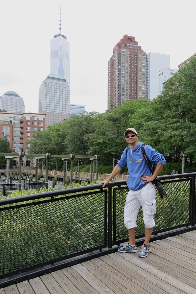 Icke im South Cove Park mit dem Turm im Hintergrund by Micha aus Erkner