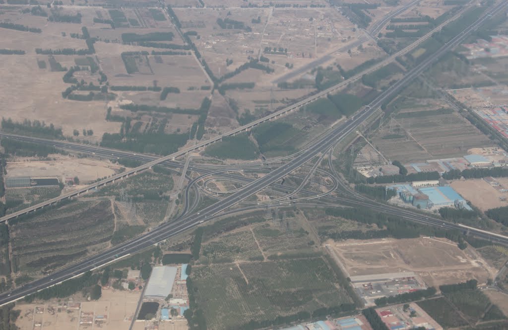 Autobahnkreuz und Eisenbahntrasse bei Peking by HeinrichsTopplappen