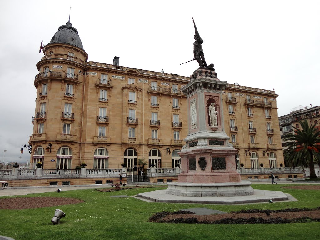 Estatua al Almirante Okendo frente al Hotel M. Cristina by Luis F. Delgado