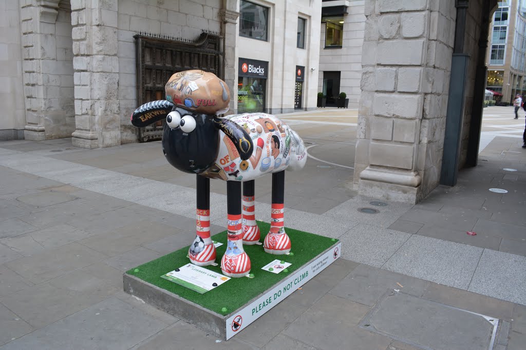 2015-04-06 Shaun 24 Literary Lamb AT Temple Bar DESIGN P J Crook SPONSOR Portland Brown Ltd EC4M 7DX 1 by Mummervideo