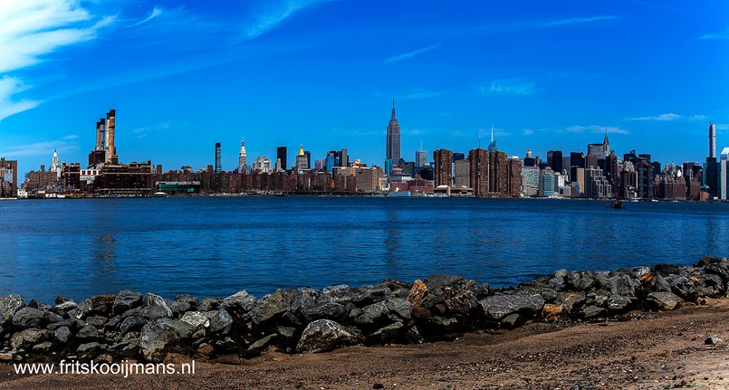 Uitzicht vanaf Vinegar Hill naar Manhattan New York by Frits Kooijmans