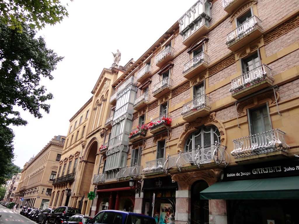 Edificio Art Nouveau en Calle Garibai by Luis F. Delgado