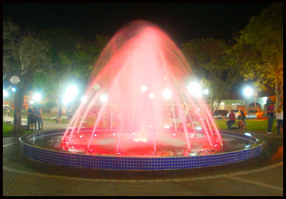 Fonte Luminosa - Praça João Abrão Jardim Centenário. by BUI*IBITINGA*