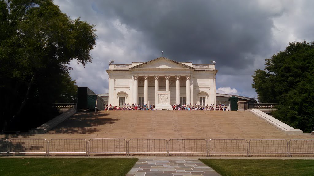 Tomb of the Unknown Soldier at Arlington National Cementery by Xavi A