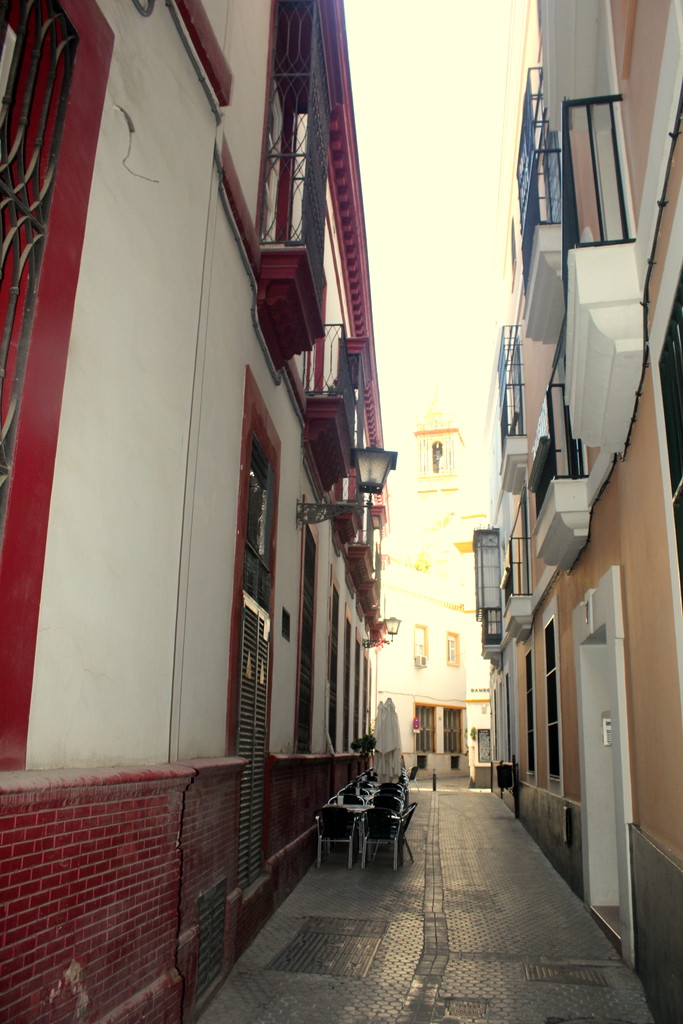 SEVILLA (ANDALUCÍA) CALLE DE LA ESTRELLA, EN EL BARRIO DE SANTA CRUZ by JOSE LUIS OROÑEZ