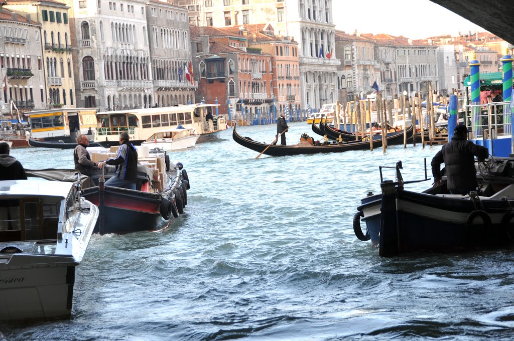 Le long du Grand Canal sous le pont du Rialto by prof