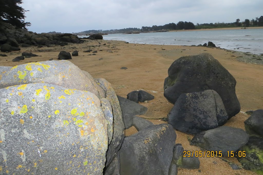 Tregastel, plage Ste Anne by Jean-Luc Small