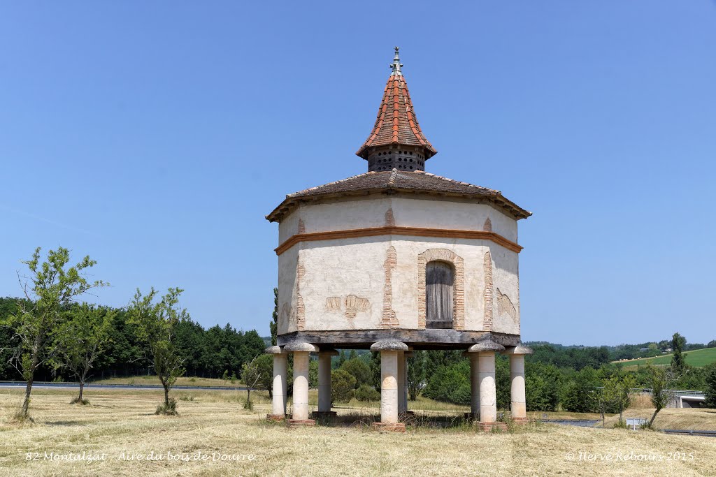 82 Montalzat - Aire du Bois de Dourre Pigeonnier by Hervé Rebours