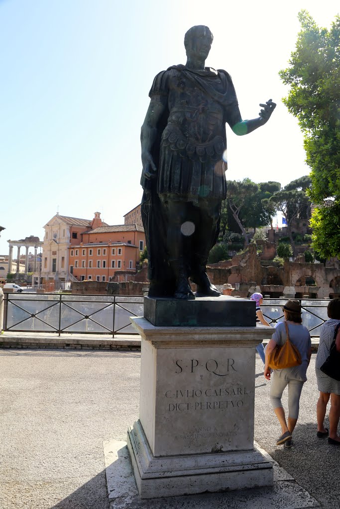 Estatua de Julio César, Roma, Italia. by Octavio Aldea