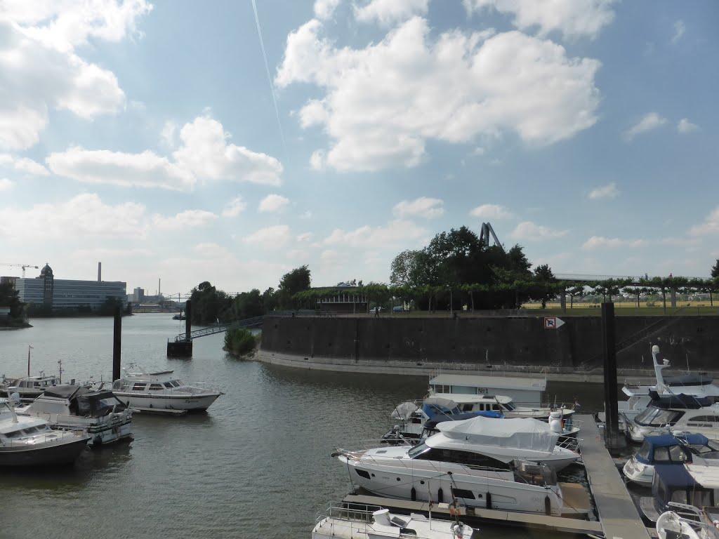 Düsseldorf-Unterbilk, Düsseldorf, Germany by Nikos Sarantakos