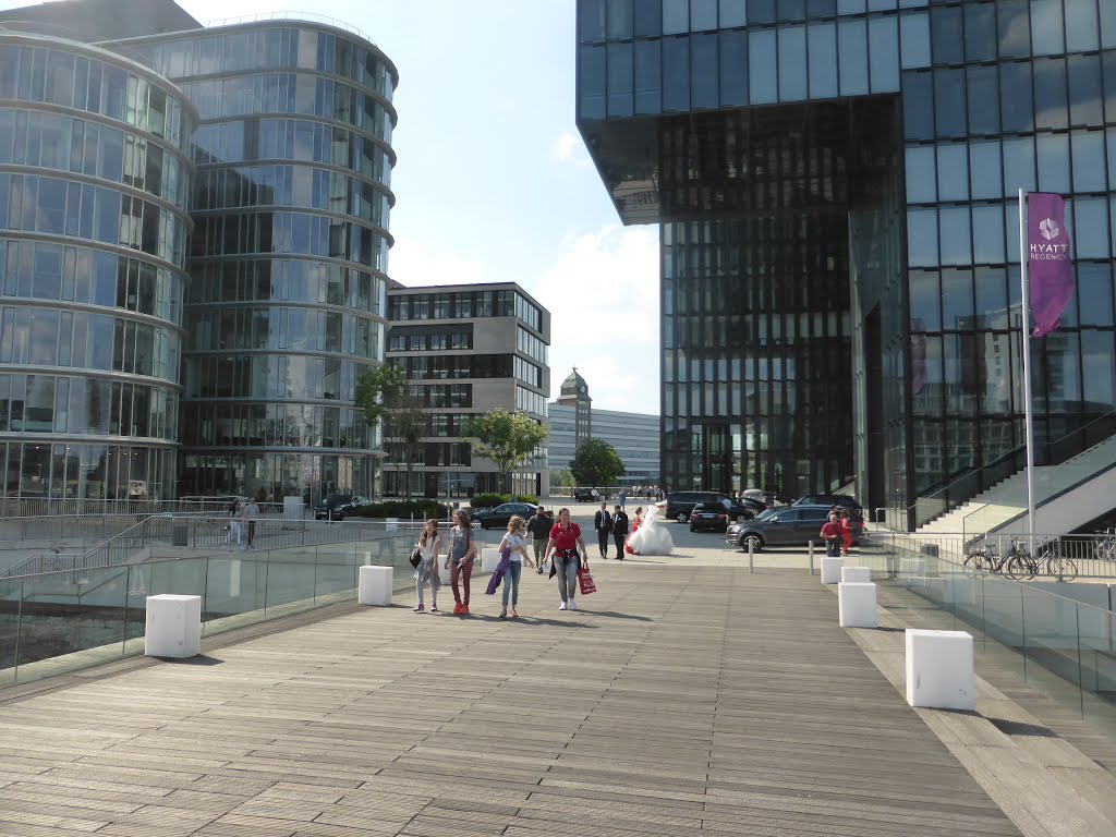 Hafen, Düsseldorf, Germany by Nikos Sarantakos