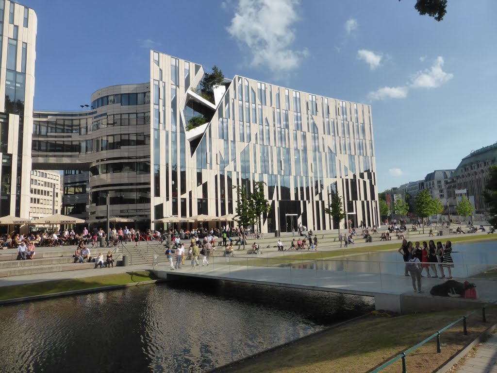 Düsseldorf-Stadtmitte, Düsseldorf, Germany by Nikos Sarantakos