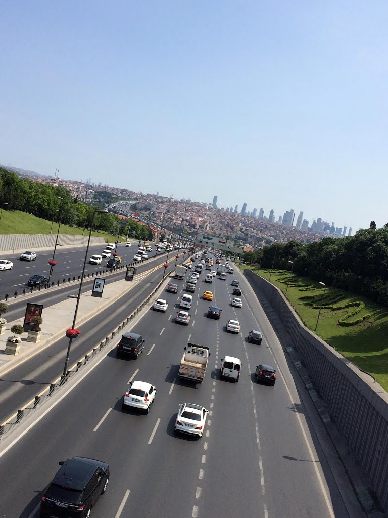 Istanbul, İstanbul, Turkey by Hadi Kazu